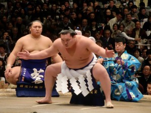 Hakuho_Shiranui_dohyo-iri_2012_Jan