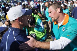 Coach-Dan-Campbell-de-los-Miami-Dolphins-saluda-al-Coach-Ken-Whisenhunt-de-los-Tennessee-Titans-Photo-by-Wesley-Hitt-Getty-Images