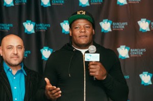 luis ortiz micrófono gorra barclays