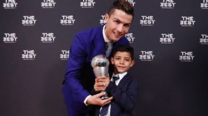 CRISTIANO RONALDO Y SU HIJO   GETTY IMAGES