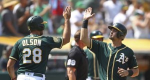 Matt Olson (28) y Chad Pinder de los Atléticos de Oakland