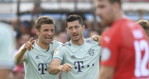 Robert Lewandowski del Bayern Múnich tras marcar un gol junto a su compañero Thomas Mueller