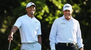 Woods y Mickelson conversan en una imagen de archivo