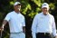 Woods y Mickelson conversan en una imagen de archivo