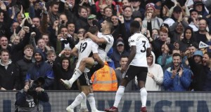 Aleksandar Mitrovic (centro) festeja tras marcar el gol de Fulham en el empate 1-1 ante Watford en la Liga Premier inglesa, el sábado 22 de septiembre de 2018. (Chris Radburn PA via AP)