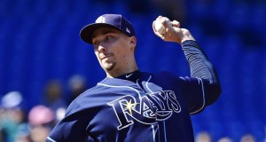 El abridor de los Tampa Bay Rays, Blake Snell trabaja contra los Azulejos de Toronto durante la tercera entrada del partido disputado en Toronto, el domingo 23 de septiembre de 2018. (Frank Gunn The Canadian Press ví