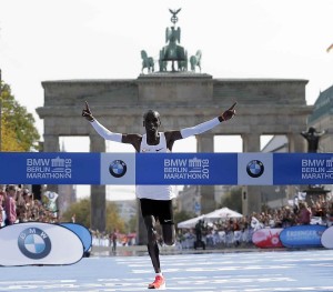 El keniano Eliud Kipchoge cruza la meta del Maratón de Berlín, el domingo 16 de septiembre de 2018. (AP)
