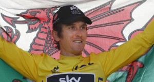 En esta foto del 29 de julio de 2018, el británico Geraint Thomas, luce la camiseta amarilla de líder del Tour de Francia. (AP)