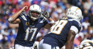 En esta foto del domingo 16 de septiembre de 2018, Philip Rivers, quarterback de los Chargers de Los Ángeles, da indicaciones durante el encuentro ante los Bills de Buffalo. (AP Rich Barnes)