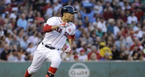 Mookie Betts, Encabeza las Mayores con .342 de promedio y lleva ritmo para cerrar el año con 33 jonrones, 30 bases robadas y 47 dobles. (AP)