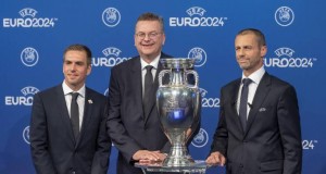 Philipp Lahm (izquierda),  Reinhard Grindel (centro)  Aleksander Ceferin (derecha)