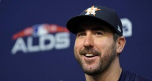 El abridor de los Astros de Houston, Justin Verlander, responde preguntas durante una conferencia de prensa el jueves 4 de octubre de 2018 en Houston. (AP David J. Phillip)