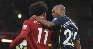 Mohammed Salah y Fernandinho discuten una falta. (AP  Rui Vieira)