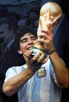1200px-Maradona-Mundial_86_con_la_copa