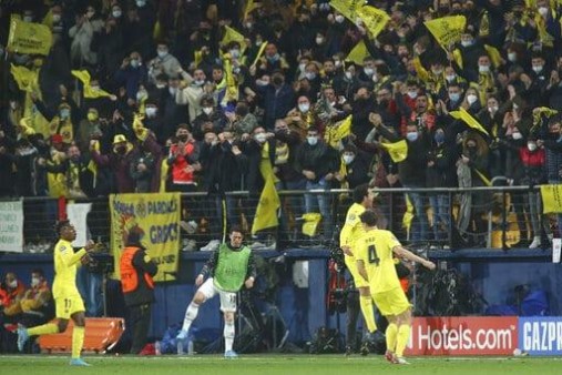 un-jugador-de-fútbol-con-espectadores-157df27a-focus-0-0-546-350