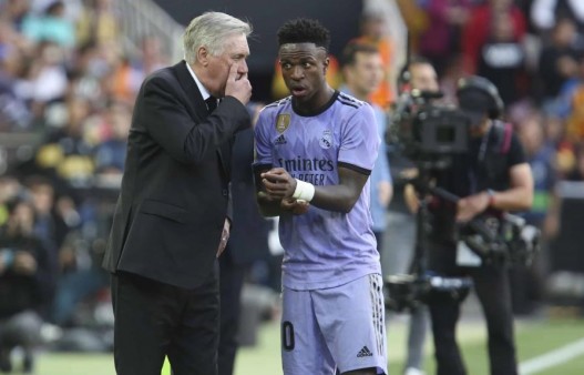 carlo-ancelotti-izq-habla-con-vinicius-junior-del-real-madrid-durante-un-partido-de-la-liga-espanola-entre-valencia-y-real-madrid-en-el-estadio-mestalla-de-valencia-espana-el-21-de-mayo-de-2023-ap-alberto-saiz-be08516