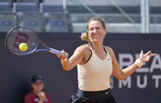 la-bielorrusa-victoria-azarenka-devuelve-a-la-estadounidense-sloane-stephens-en-el-abierto-de-italia-en-roma-italia-11-de-mayo-de-2023-fabrizio-corradetti-lapresse-via-ap-83754f04-focus-0-0-895-573