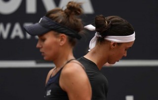 veronika-kudermetova-de-rusia-izq-y-la-ucraniana-anhelina-kalinina-se-cruzan-en-momentos-de-un-cambio-durante-el-partido-de-semifinales-del-abierto-de-italia-en-roma-el-19-de-mayo-de-2023--ap-alessandra-tara