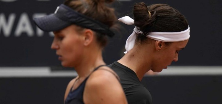 veronika-kudermetova-de-rusia-izq-y-la-ucraniana-anhelina-kalinina-se-cruzan-en-momentos-de-un-cambio-durante-el-partido-de-semifinales-del-abierto-de-italia-en-roma-el-19-de-mayo-de-2023--ap-alessandra-tara