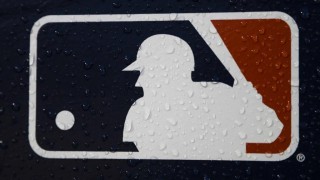 logotipo-de-la-mlb-cubierto-por-la-lluvia-en-el-fenway-park-antes-del-juego-1-de-la-serie-mundial-de-beisbol-entre-los-medias-rojas-de-boston-y-los-dodgers-de-los-angeles-el-23-de-octubre-de-2018-ap-matt-slo