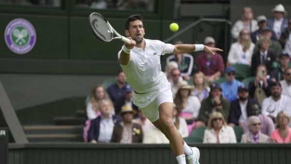 novak-djokoviclrdevuelve-ante-pedro-cachin-durante-la-primera-ronda-del-torneo-de-wimbledon-el-lunes-3-de-julio-de-2023-en-londres-ap-kin-cheung-7dd3bb01-focus-min0.13-0.6-896-504