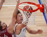 franz-wagner-d-alemania-ataca-ante-kristers-zoriks-i-letonia-en-4tos-de-final-mundial-de-baloncesto-en-el-mall-of-asia-en-manila-filipinas-el-6-de-septiembre-de-2023-efeepamark-r-cristino-ecd05088-focus-0-0-896-504