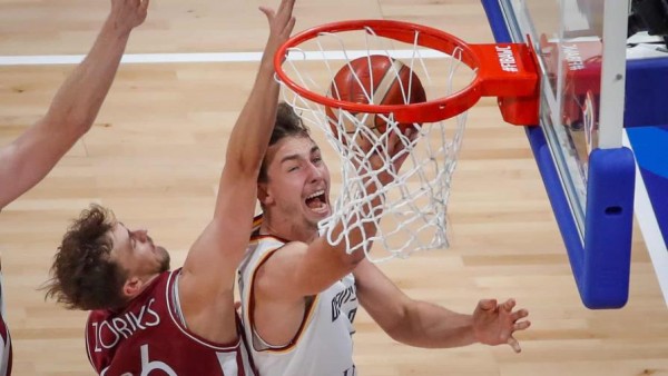 franz-wagner-d-alemania-ataca-ante-kristers-zoriks-i-letonia-en-4tos-de-final-mundial-de-baloncesto-en-el-mall-of-asia-en-manila-filipinas-el-6-de-septiembre-de-2023-efeepamark-r-cristino-ecd05088-focus-0-0-896-504