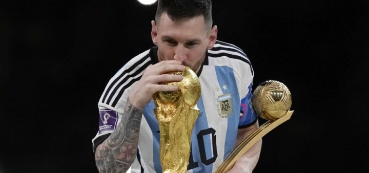 lionel-messi-de-argentina-besa-el-trofeo-despues-de-ganar-el-partido-de-futbol-final-de-la-copa-del-mundo-entre-argentina-y-francia-en-el-estadio-lusail-en-lusail-qatar-el-18-de-diciembre-de-2022-ap-martin-meissner-2a