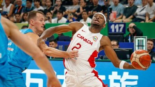 shai-gilgeous-alexanderd-canada-ante-jakob-cebasek-i-eslovenia-en-cuartos-de-final-de-la-copa-mundial-de-baloncesto-en-el-mall-of-asia-en-manila-filipinas-6-de-septiembre-de-2023-efeepamark-r-cristino-14002658-focus-m